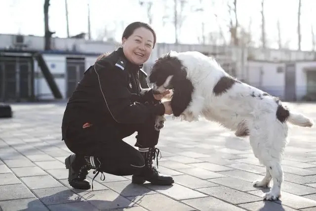 将女警训练成警犬图片