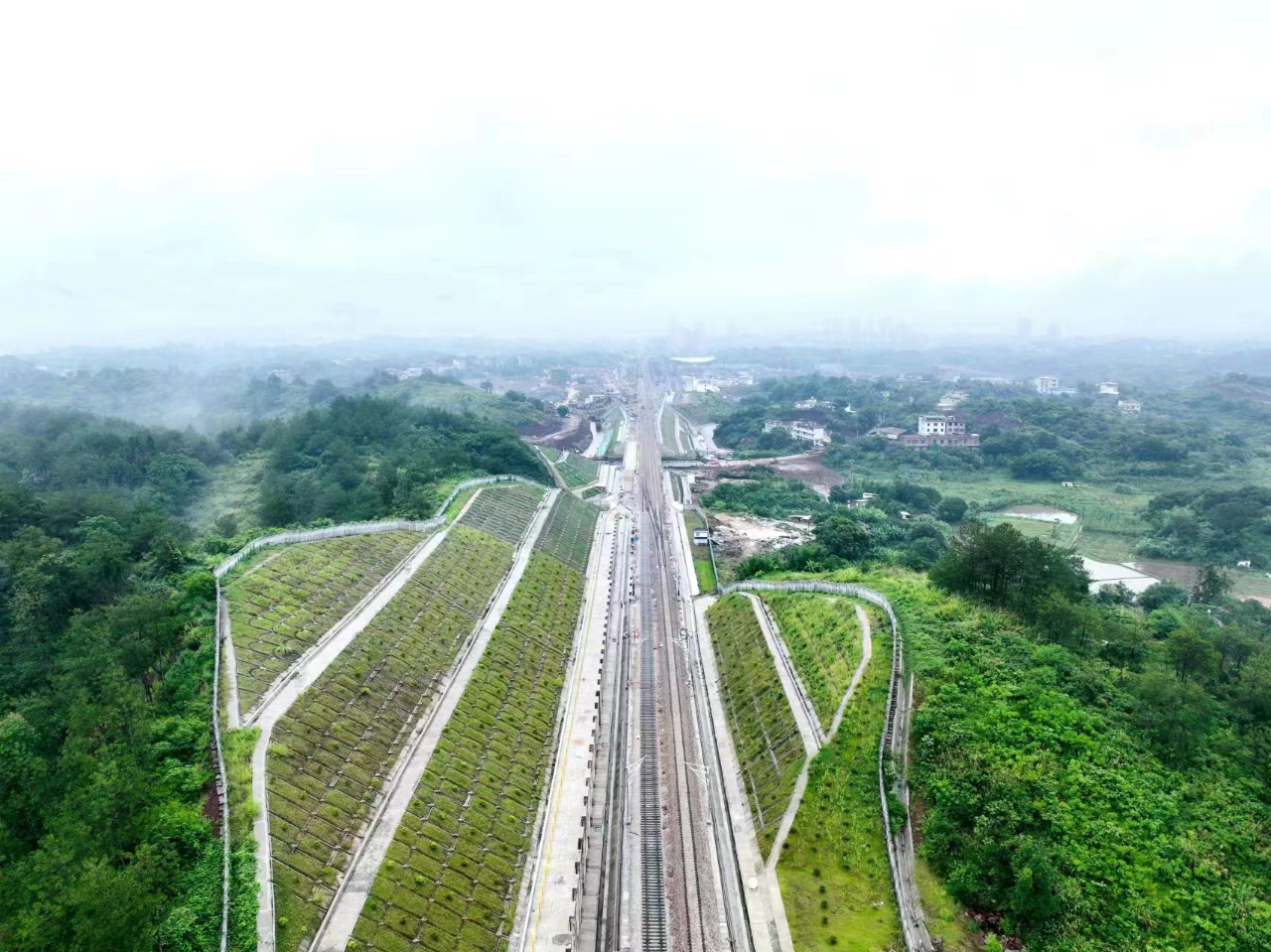 龙龙高铁福建段全线铺轨贯通