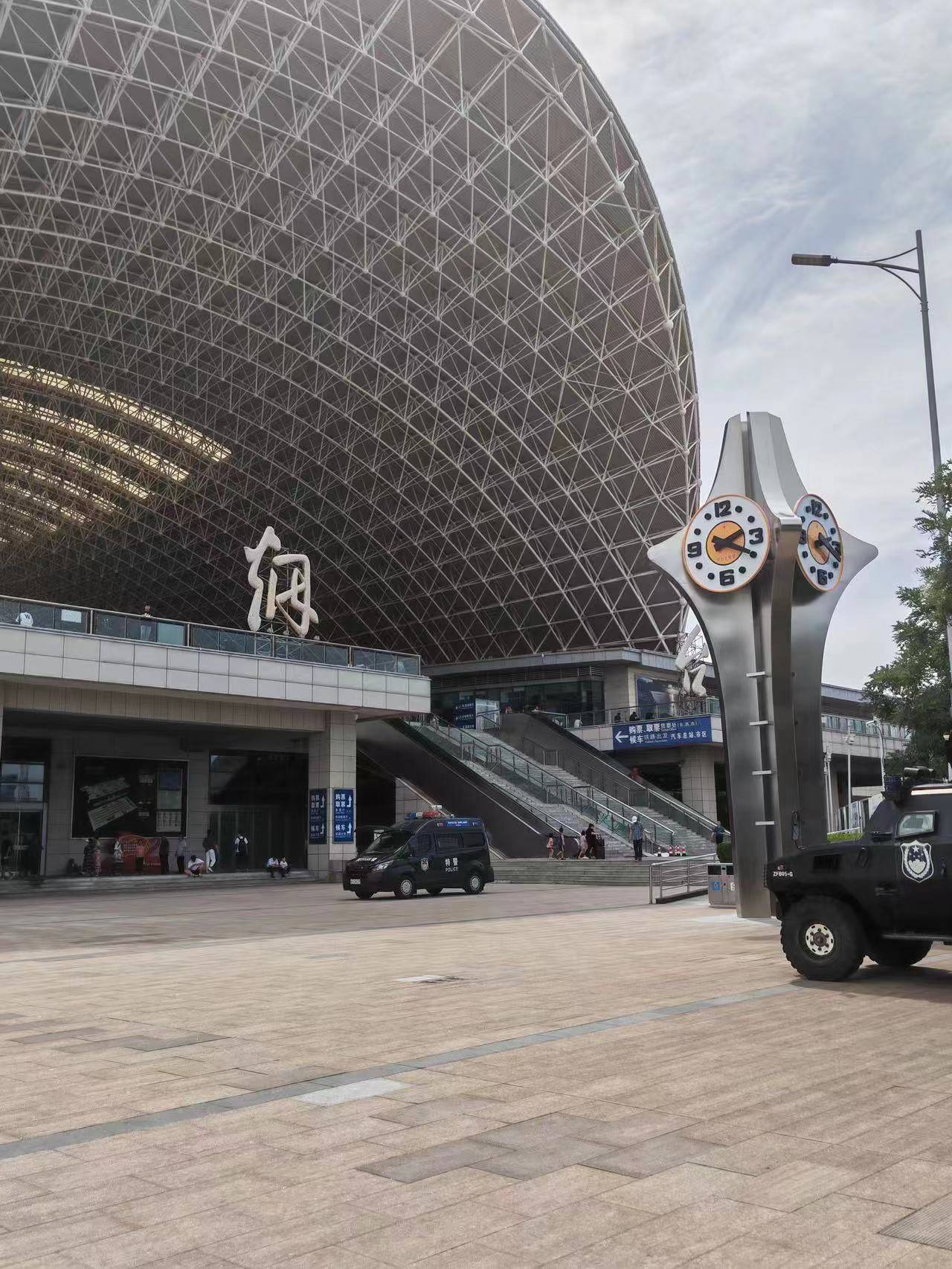 四面智能时钟落户烟台火车站北广场