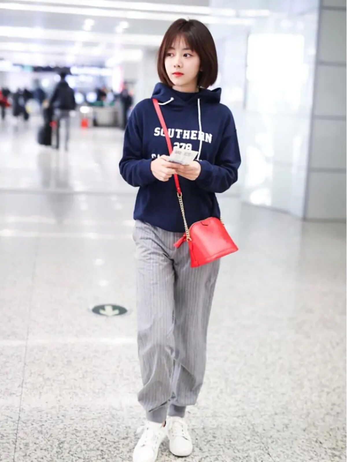 谭松韵穿卫衣太有"初恋感",减龄又俏皮,看着仍像大学生