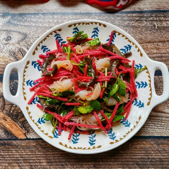 心里美魔芋拌海参,酸辣爽口,好吃还不胖