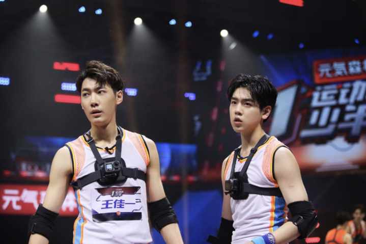 《运动吧少年》王佳一韩雨成上演平衡追逐大战,林丹傅园慧招兵买马