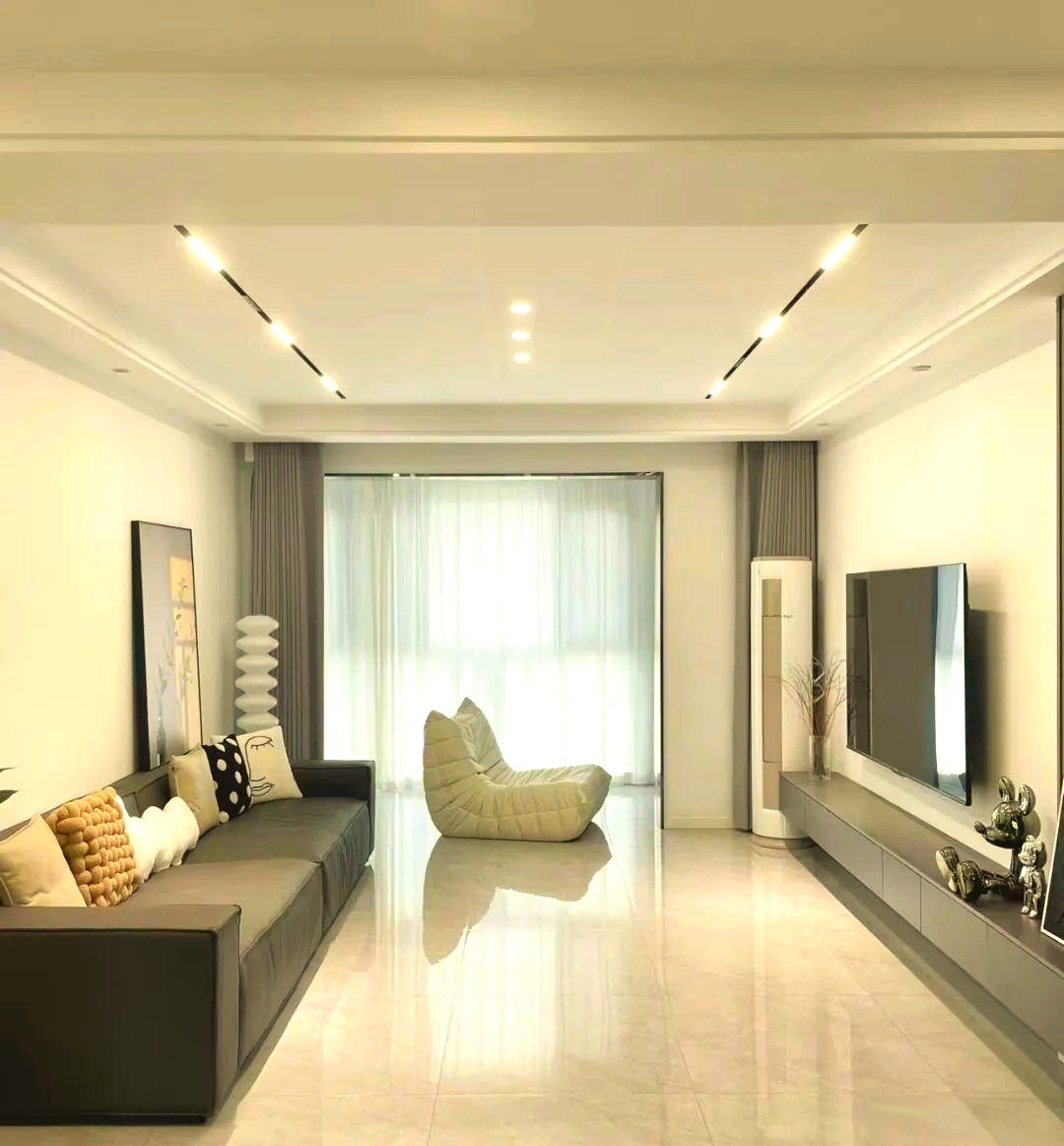 在客厅铺装瓷砖与木地板,经过