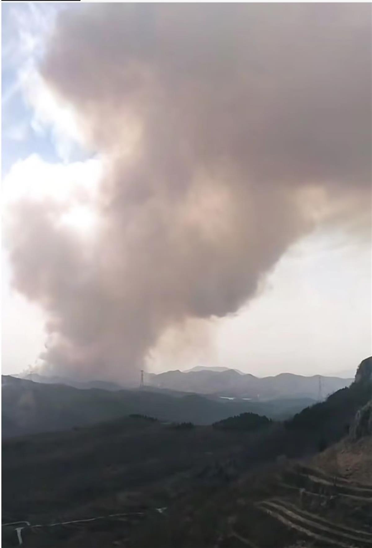 济南莱芜山火15公里外可见浓烟滚滚，官方：火已扑灭，无人员伤亡