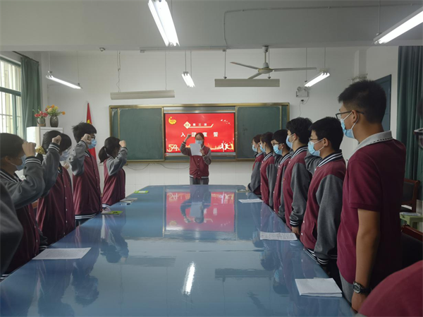 马鞍山市第一中学开展新团员入团宣誓仪式