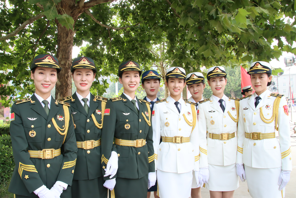 退役女仪仗兵亮相军训场,这个大三学姐不一般!