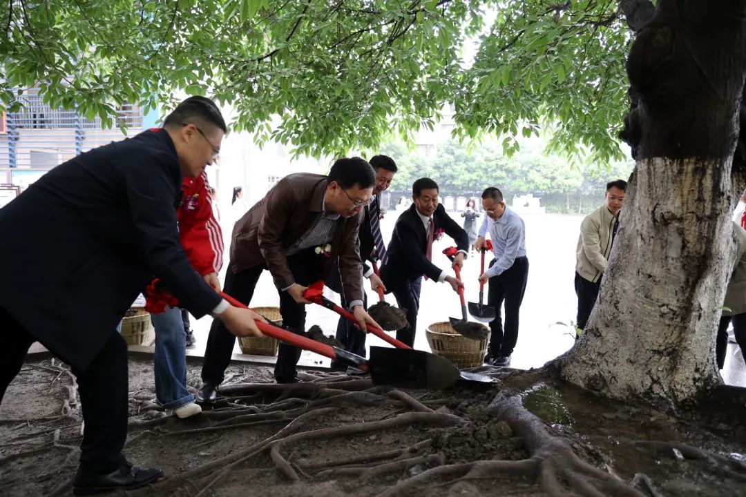 成都市第二十中学校花照校区挂牌仪式在花照校区操场举行