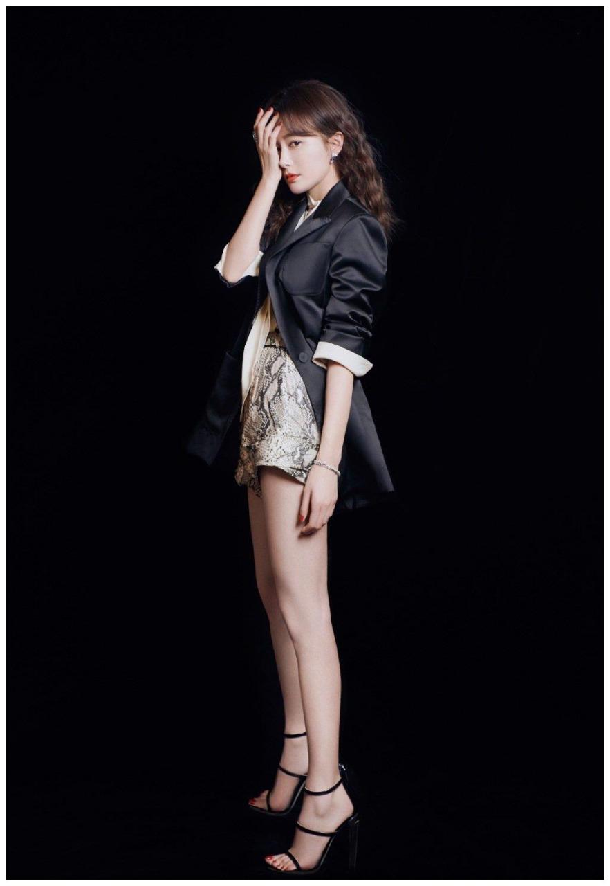 秦岚时尚写真西装短裤装扮简直a爆了