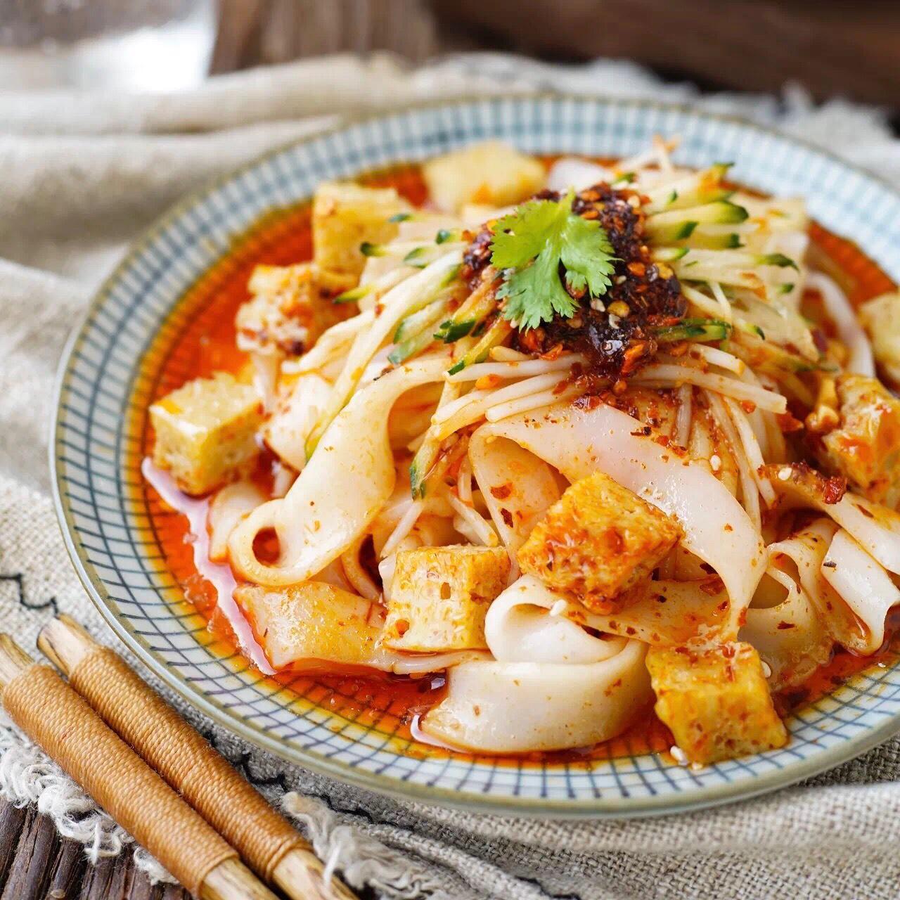 传统食物的新创新,李子柒魔芋凉皮,好吃有料又清新