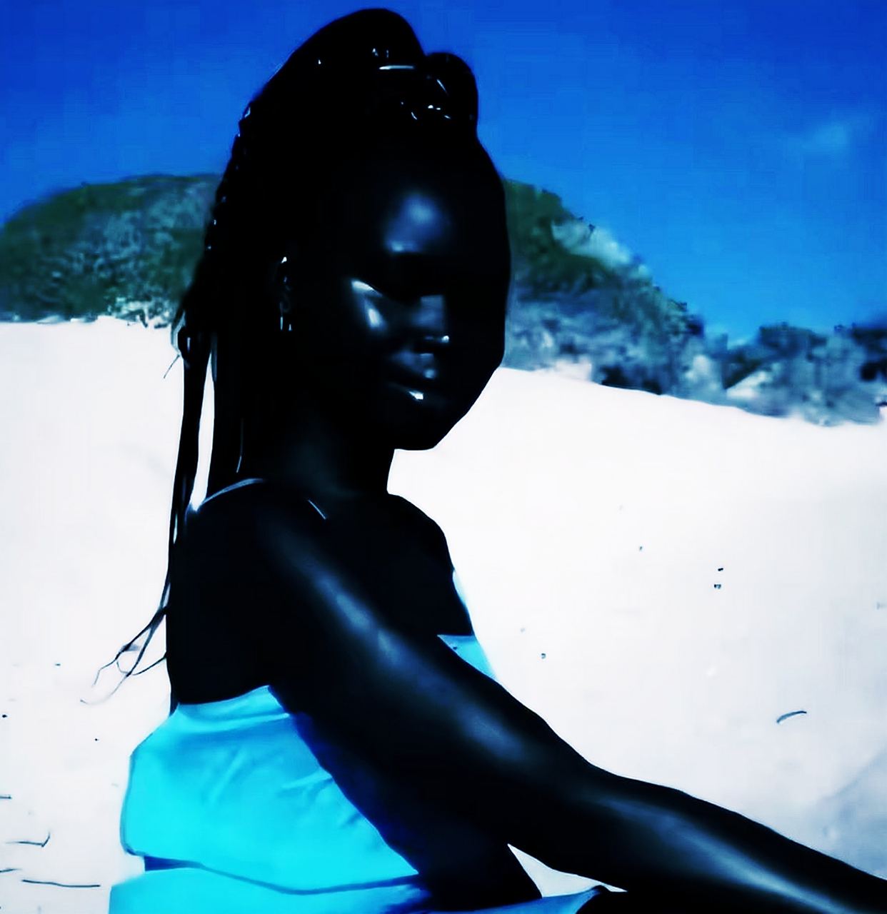 拥有24k纯黑肤色的她,被网友称为"暗黑女王".