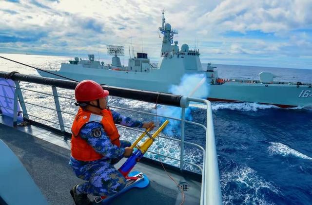 2021中国海军回顾 2艘两攻43艘驱逐舰 中日航母首次近距离接触