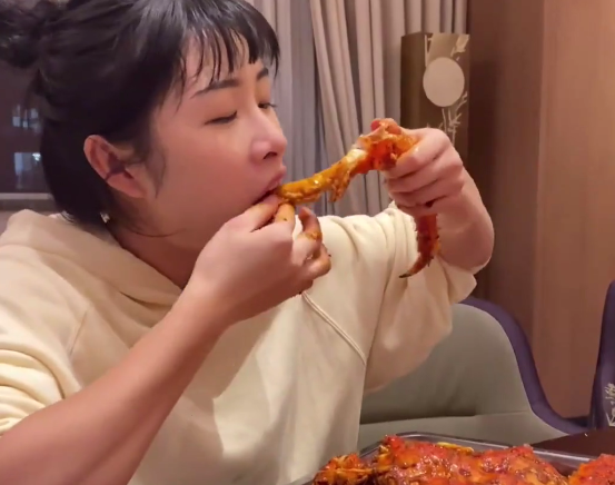 网红奕甜甜翻车?立人设花钱租妈拍视频,自曝月薪4000被质疑作秀