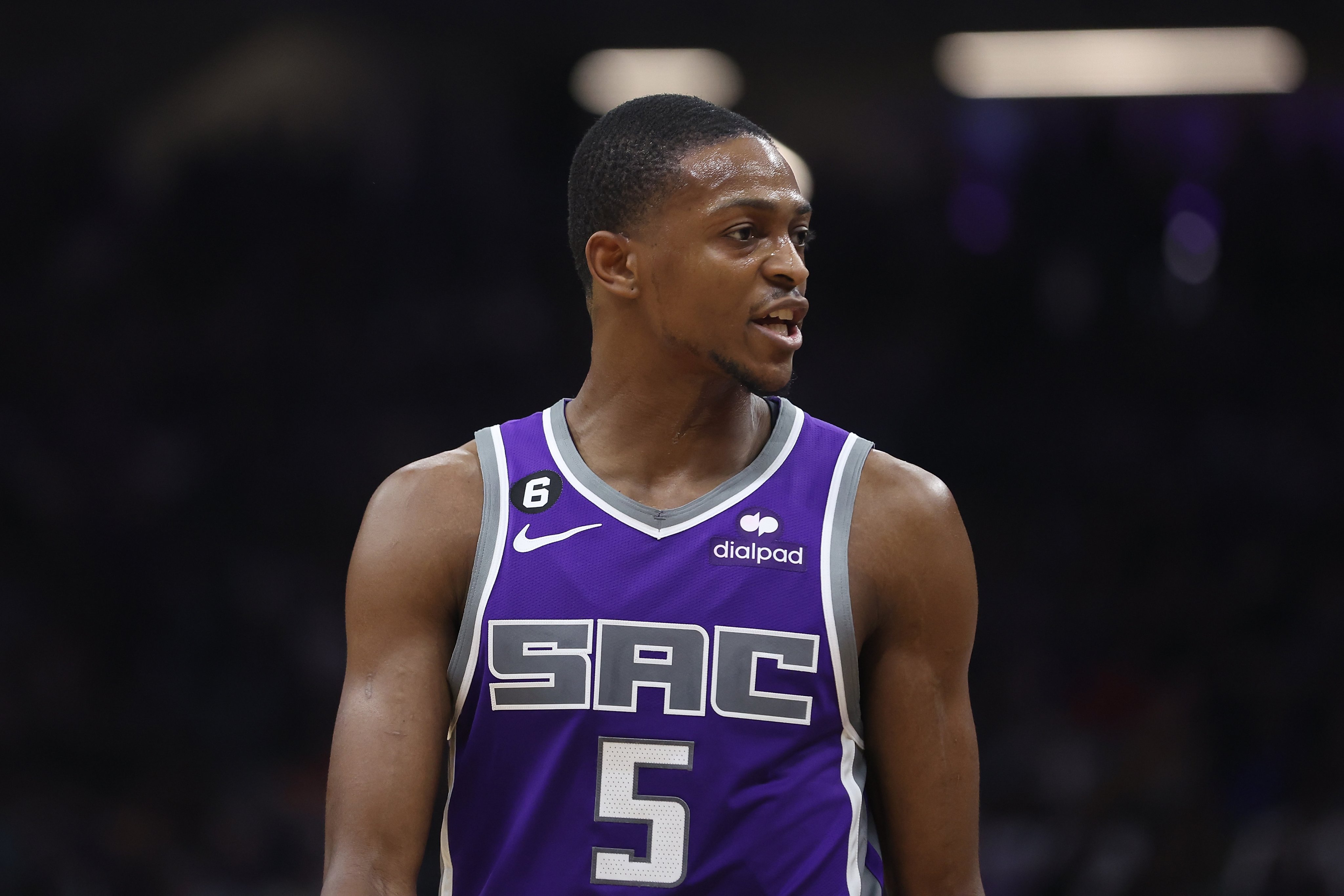 东契奇27 9,欧文28 7,独行侠惜败国王!福克斯暴走,小萨12中10