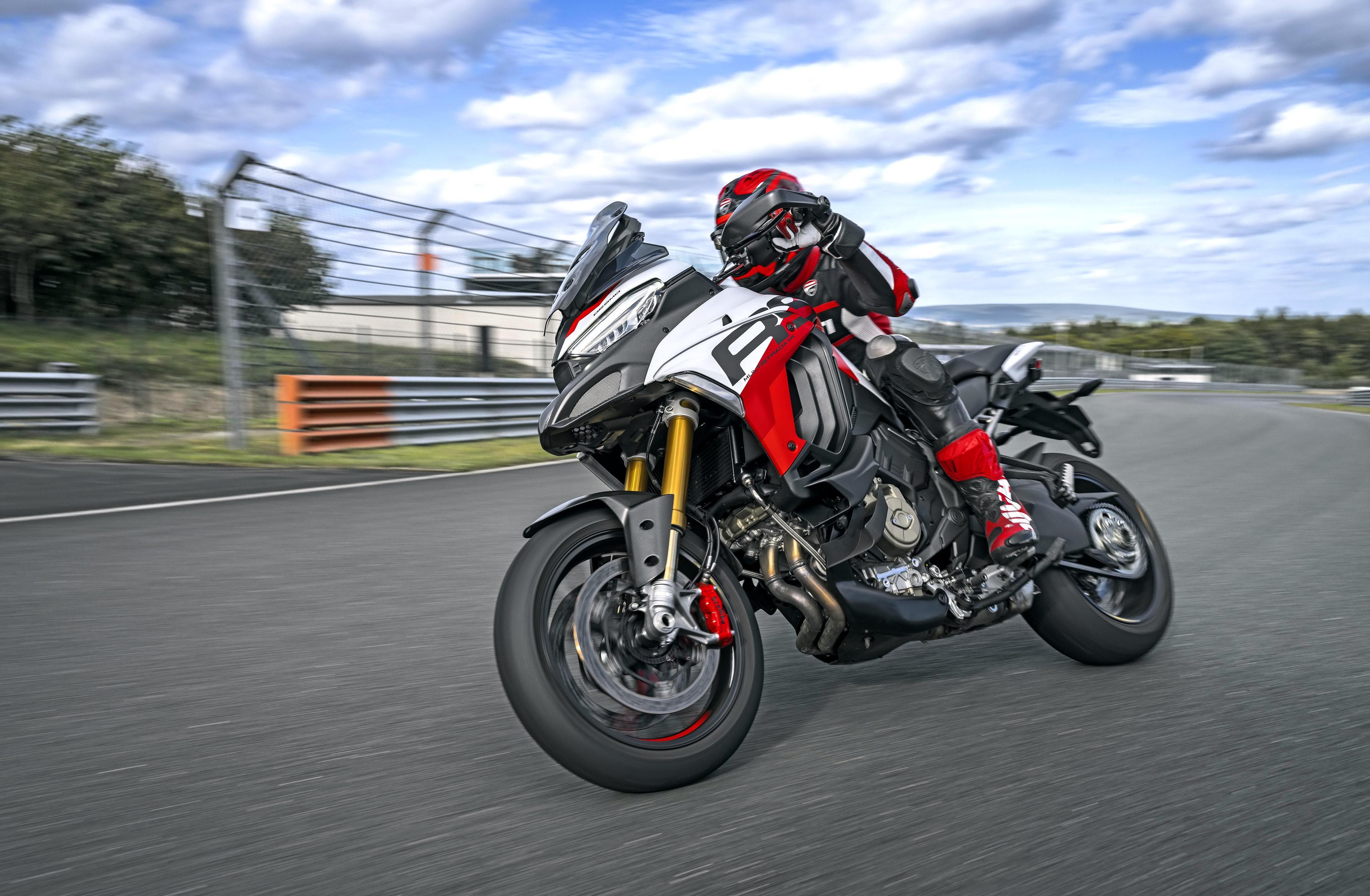 震撼!揭秘杜卡迪2024 multistrada v4 rs跑车引擎的户外精彩镜头