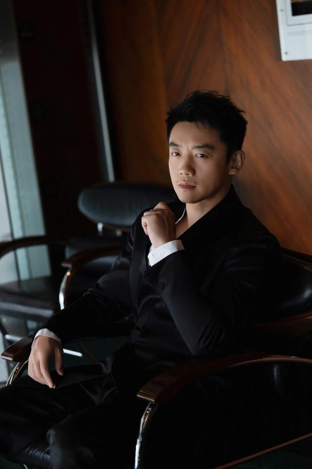 郑恺出席香港国际影视展,留起胡须自称:无间道系列,好形象贴切