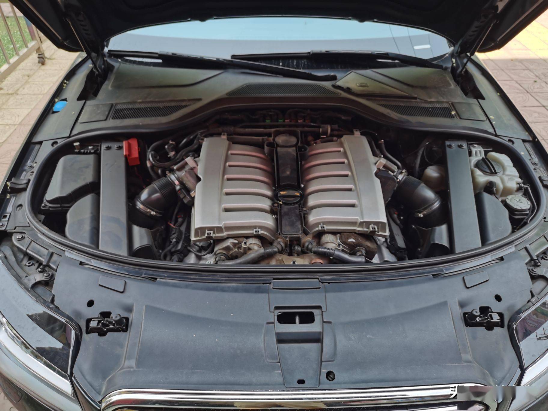 1,奥迪a8车型中有一款搭载了w12引擎,这款引擎实际上是两个v6发动机的