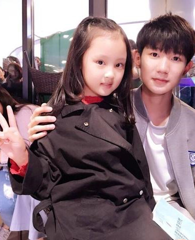 有种"长大"叫薛之谦的女儿,看到正脸后,这是小版的宋祖儿?