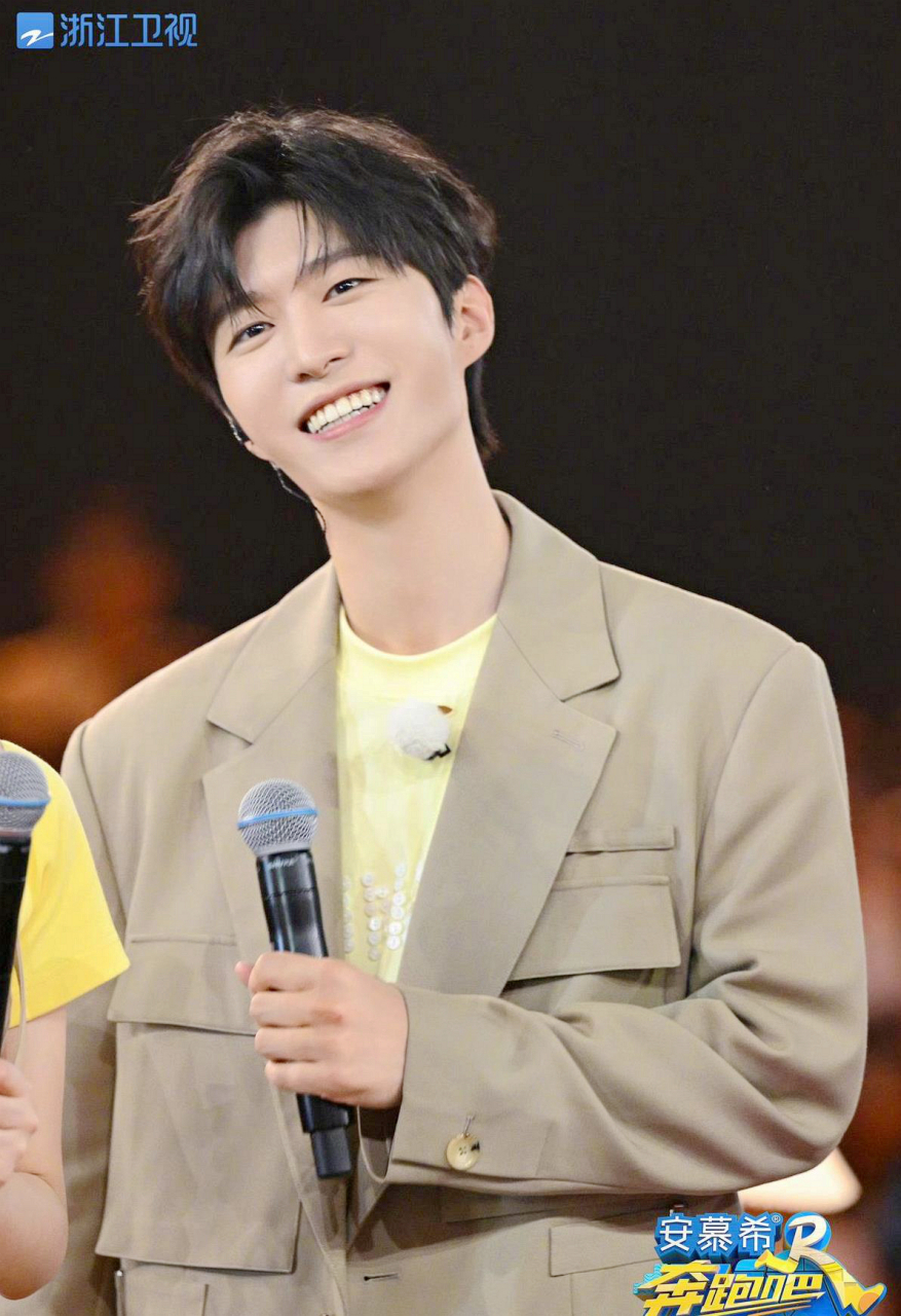 1,华晨宇跟女儿接触不多,所以女儿到现在才认识她.