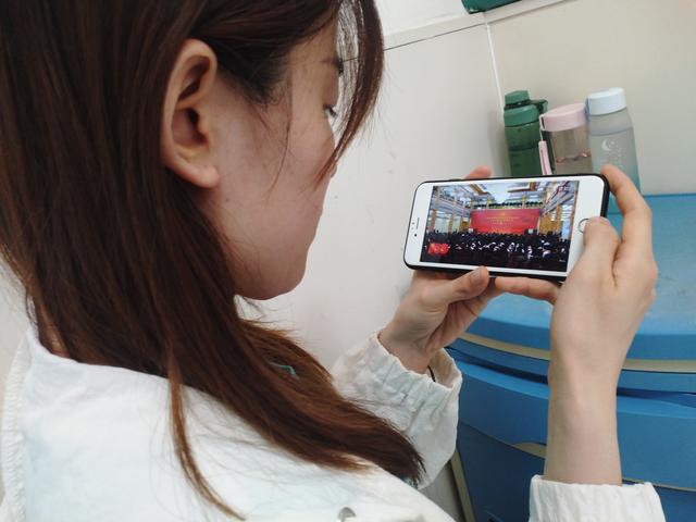 汤路路老师利用手机观看