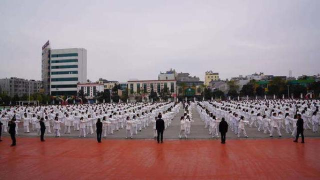 陆良县联办高级中学晋升一级三等高中工作情况接受初勘