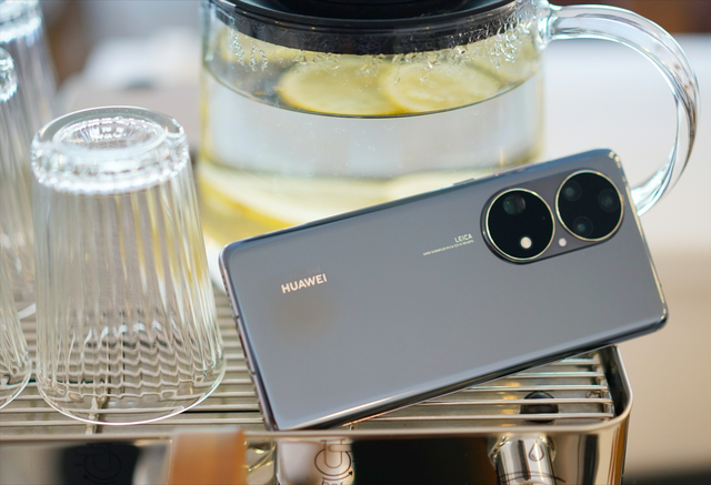 华为机皇"五折"开卖,200倍变焦 ip68,从5988元跌到3329元