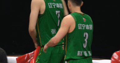 旋转跳跃!赵继伟打进一记神球,假装晃晕了,引得张镇麟开怀大笑