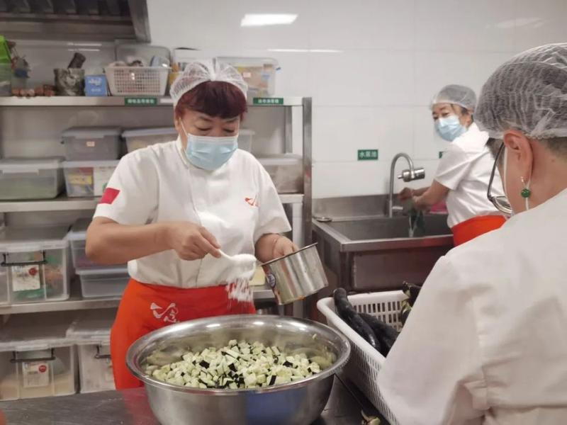 抗癌13年,61岁"包子姐"5年包出3万个包子送老人