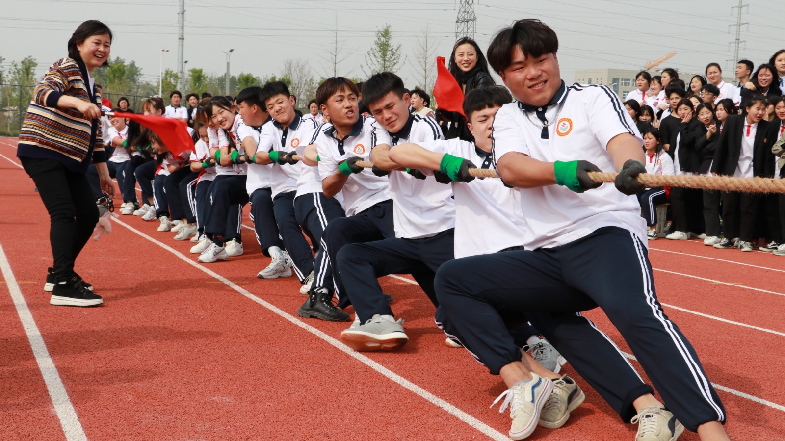 菏泽艺术学校举行"团结就是力量"拔河比赛
