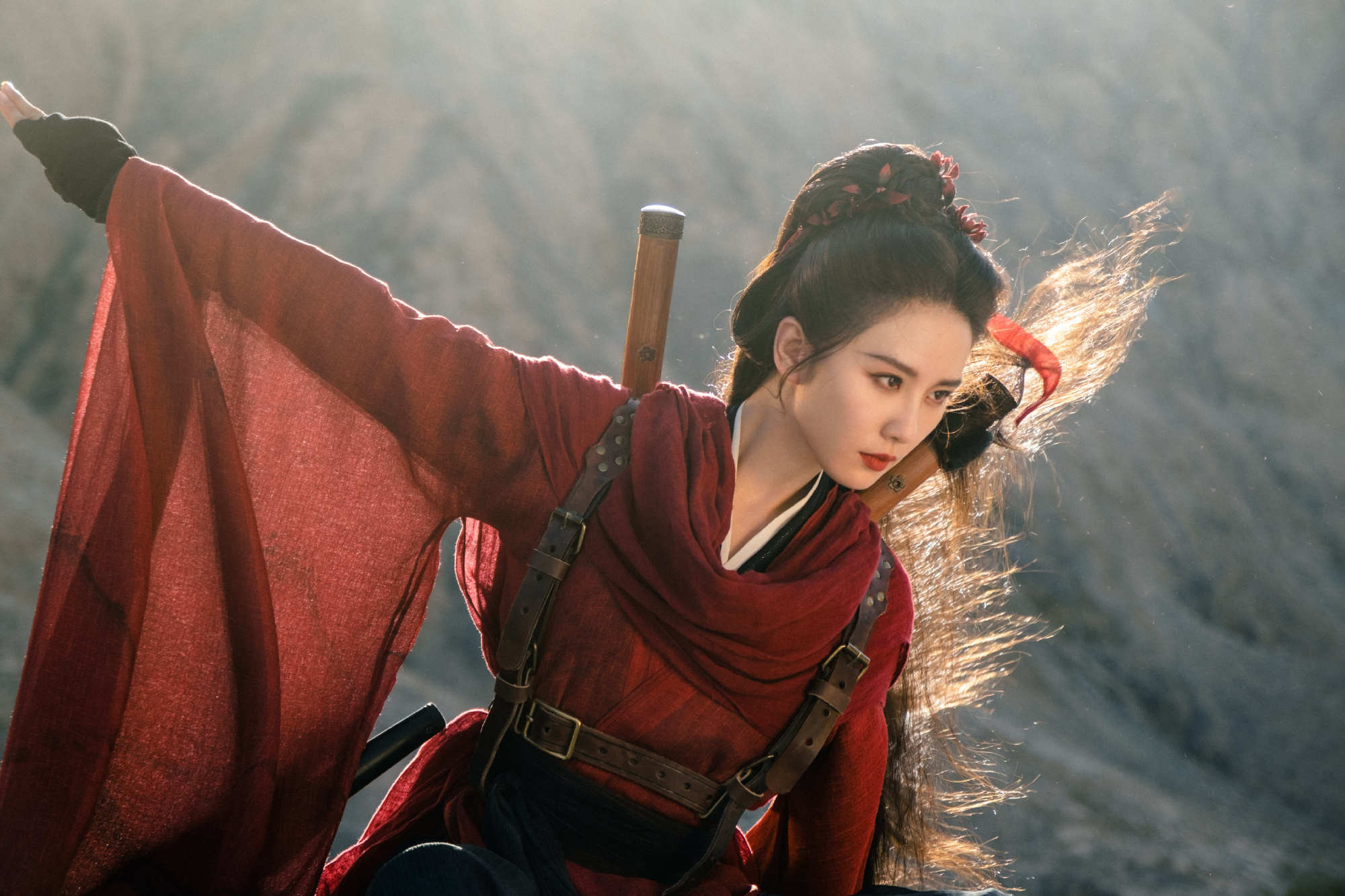 刘诗诗古装侠女造型亮相 红衣长袍 手握长剑 眼神冷冽酷飒有型