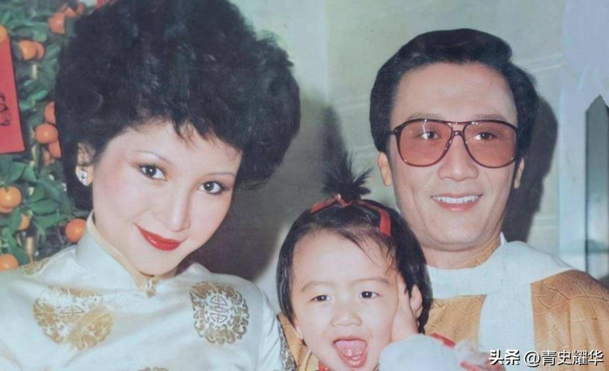 1985年,谢贤欠下了1,600万赌债,被逼债,走投无路,妻子狄波拉经谢贤