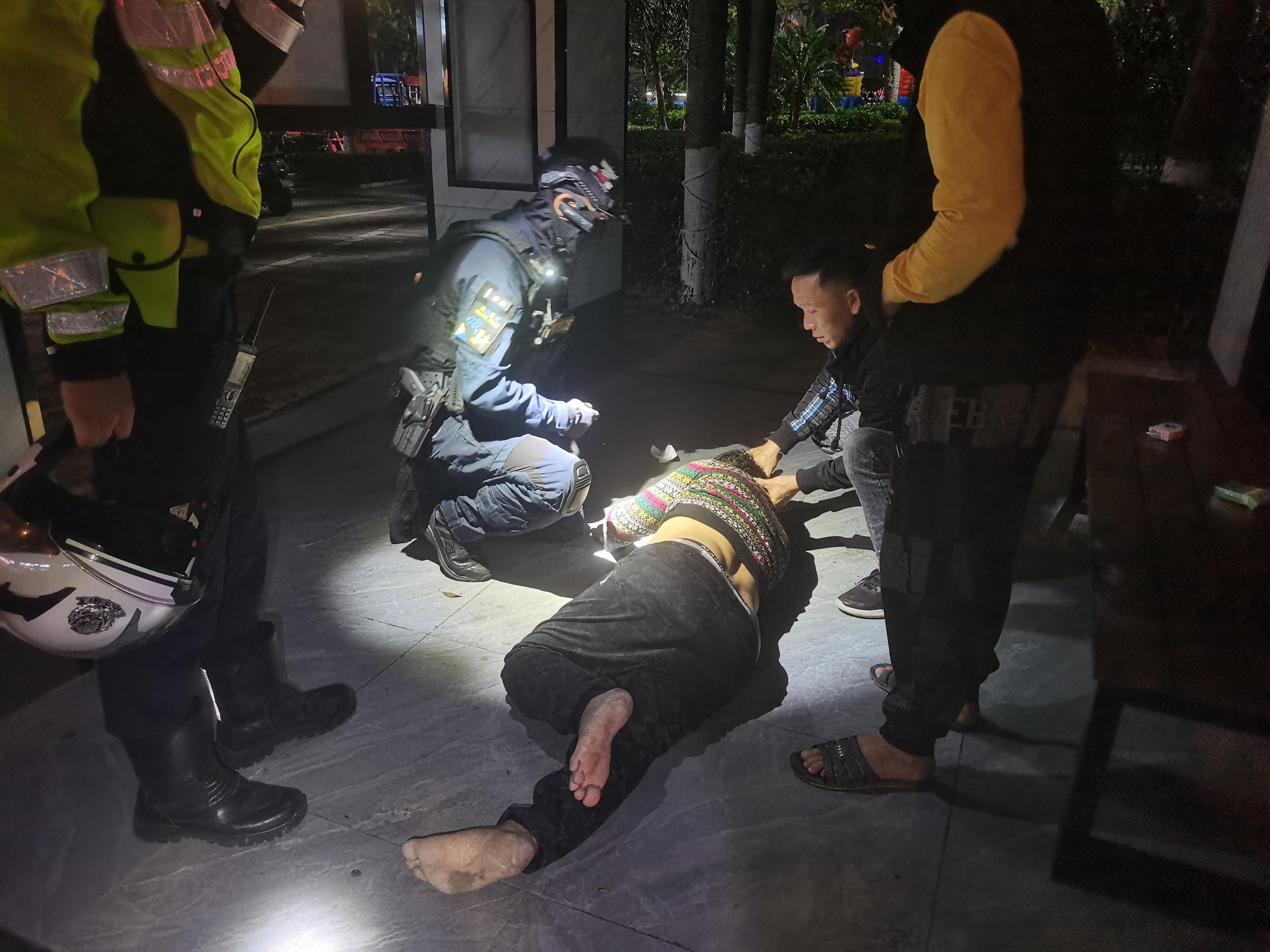 深夜醉酒男子倒地昏迷 儋州铁骑队员街头紧急施救