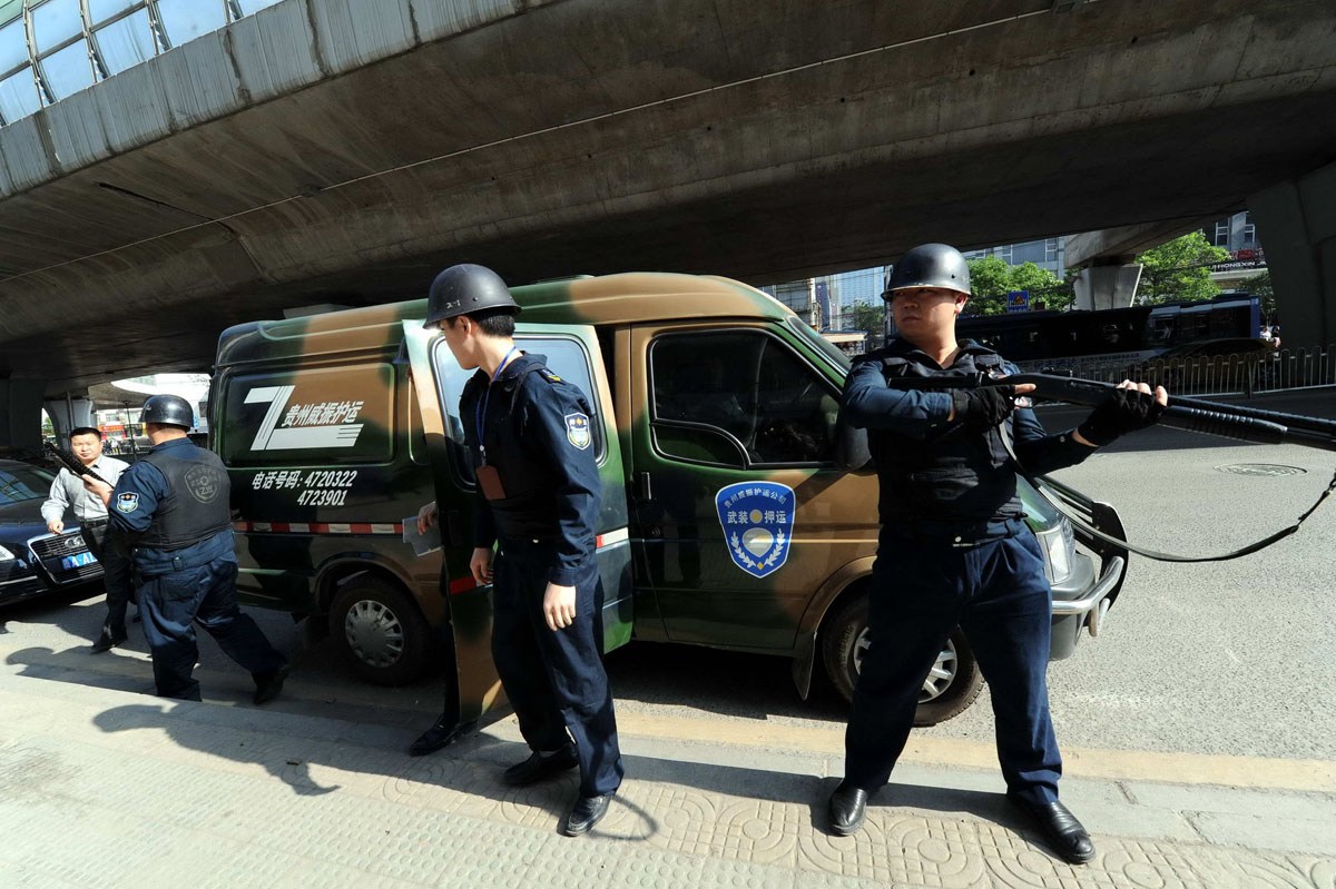 在中国,除了军人和警察,还有哪些人能合法持枪?