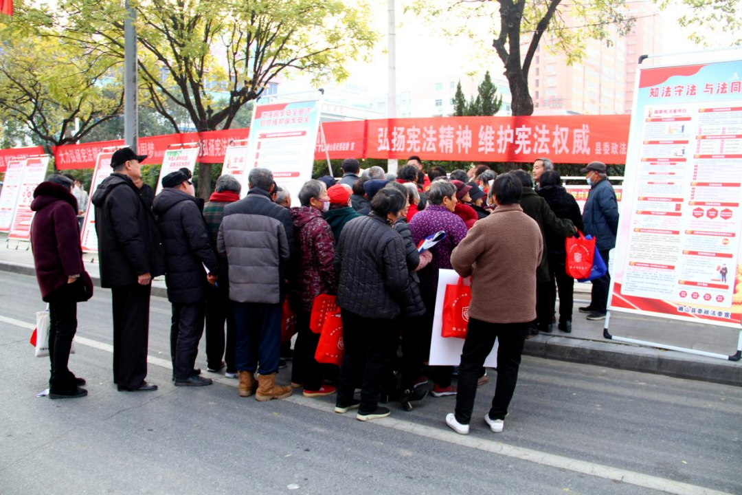 确山县活动开展同时,全市千所中小学校统一开展了"宪法晨读"主题活动.