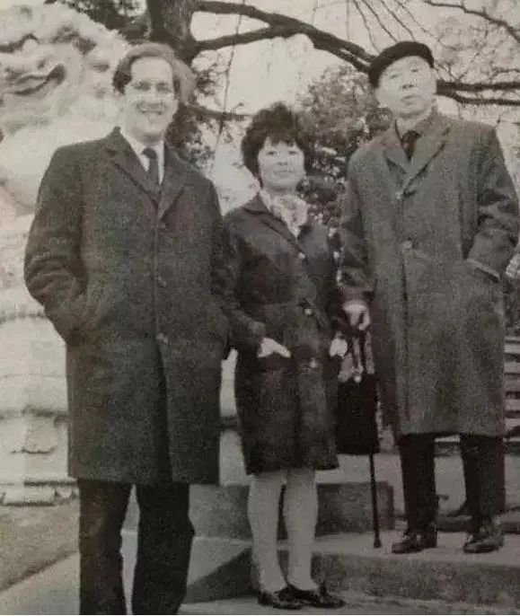 凌叔华情迷朱利安,飘泊英伦出版《古韵,最终落叶归根,回到史家大院