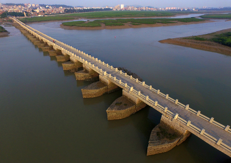 洛阳桥是由宋代官方主持建造的什么石桥?