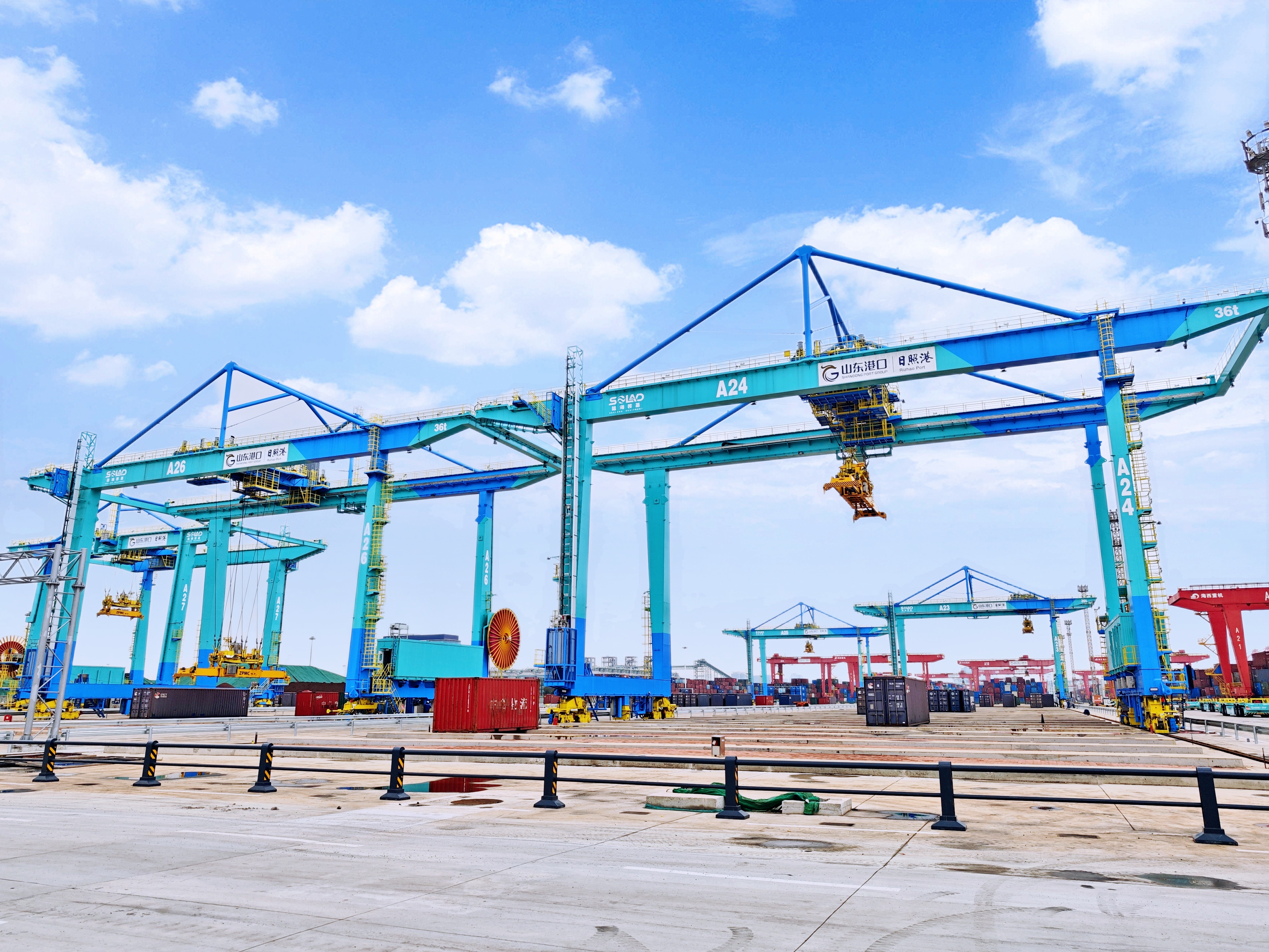 全球首个顺岸式全自动化码头再迎新突破日照港轻量化国产化轨道吊减重
