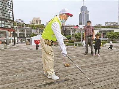 捡烟蒂图片