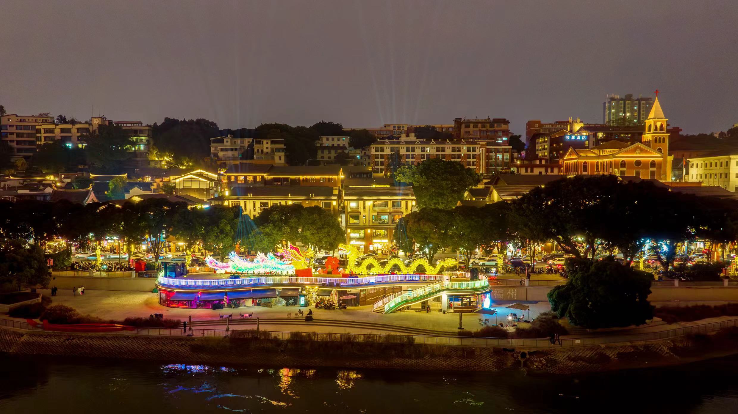 璀璨夜景迎新春!来看烟台山的"龙腾虎跃"