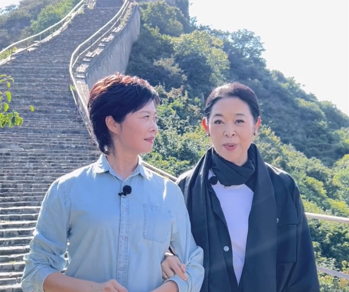 敬一丹倪萍相约登长城互吹!因长相相似被错认,倪萍高情商解决