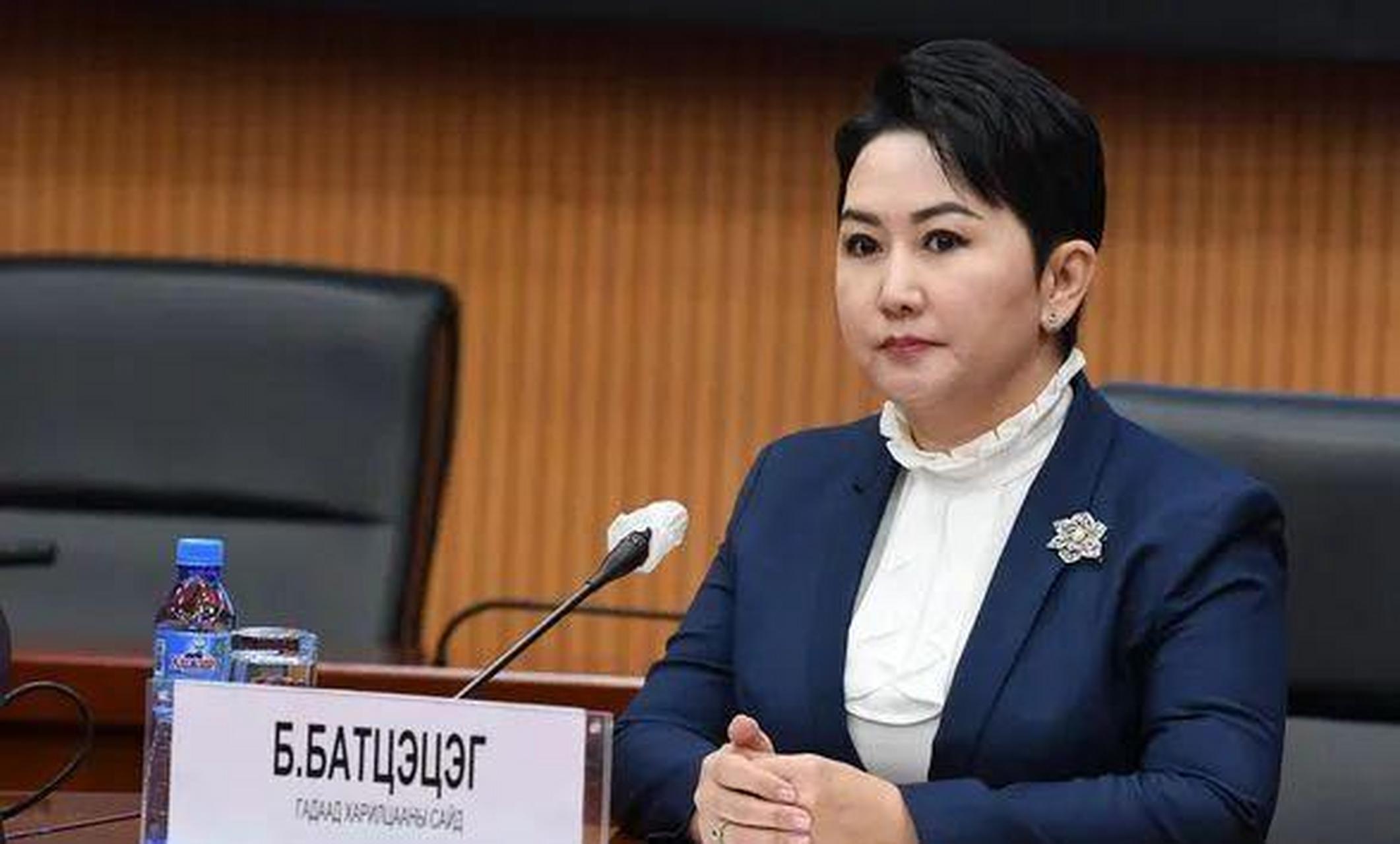 蒙古国的外长巴特策策格,据说这一次来中国,收获了不少粉丝,特别是男