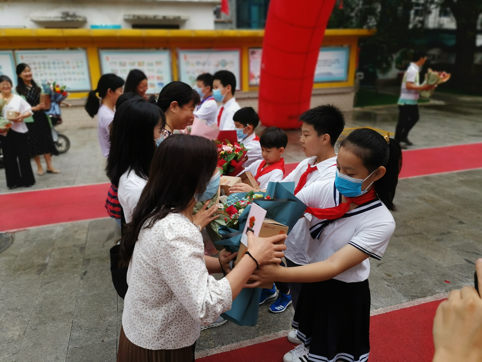 二七区淮河东路小学:老师 您辛苦了