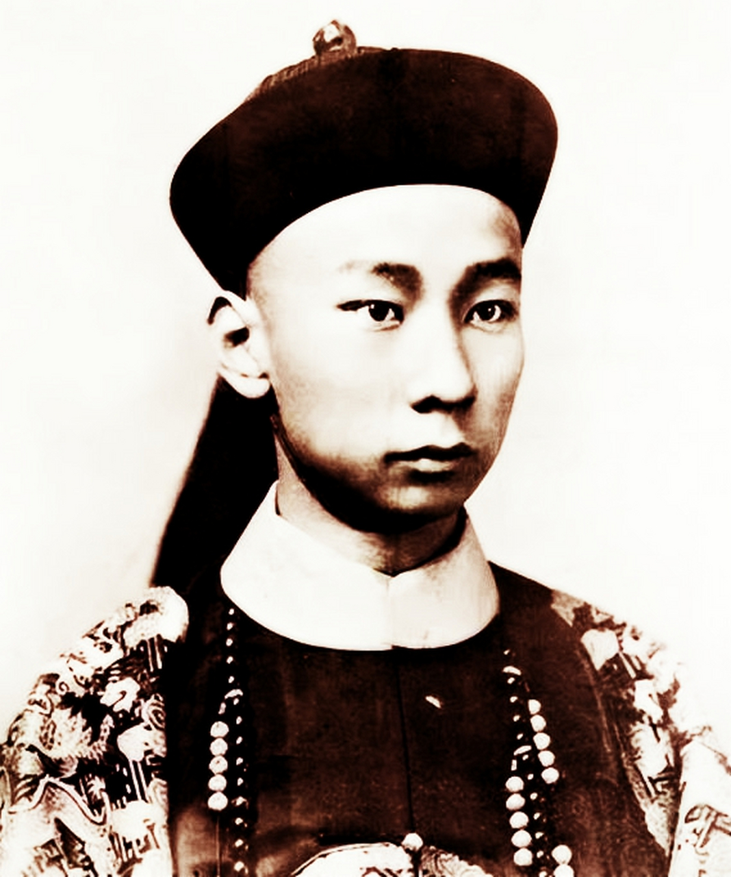 那尔苏出身名门望族,相貌英俊,曾任御花园侍卫.