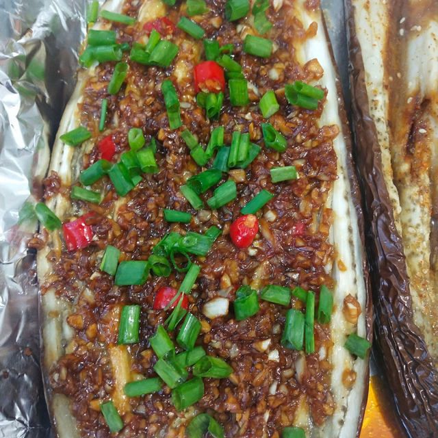 蒜蓉烤茄子,蒜香浓郁,软嫩可口