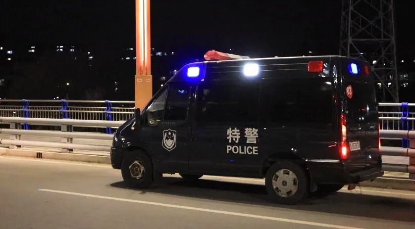 警车图片晚上真实图片