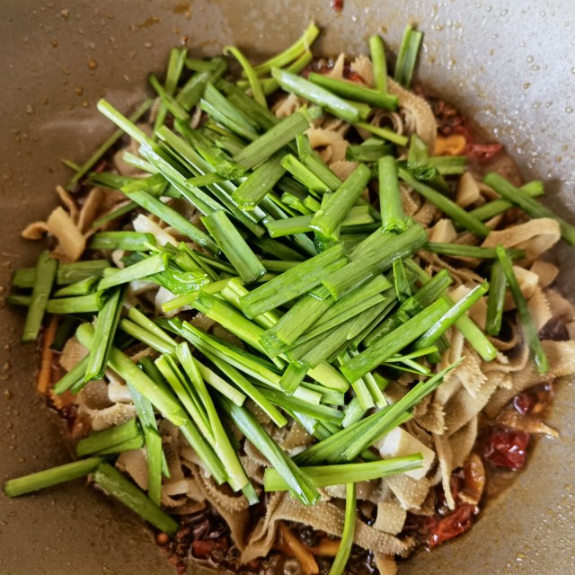 韭菜炒毛肚,毛肚脆嫩,好吃下饭