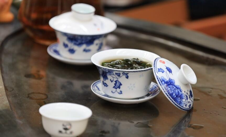 安徽歙县:自制红薯叶茶 清甜又解暑