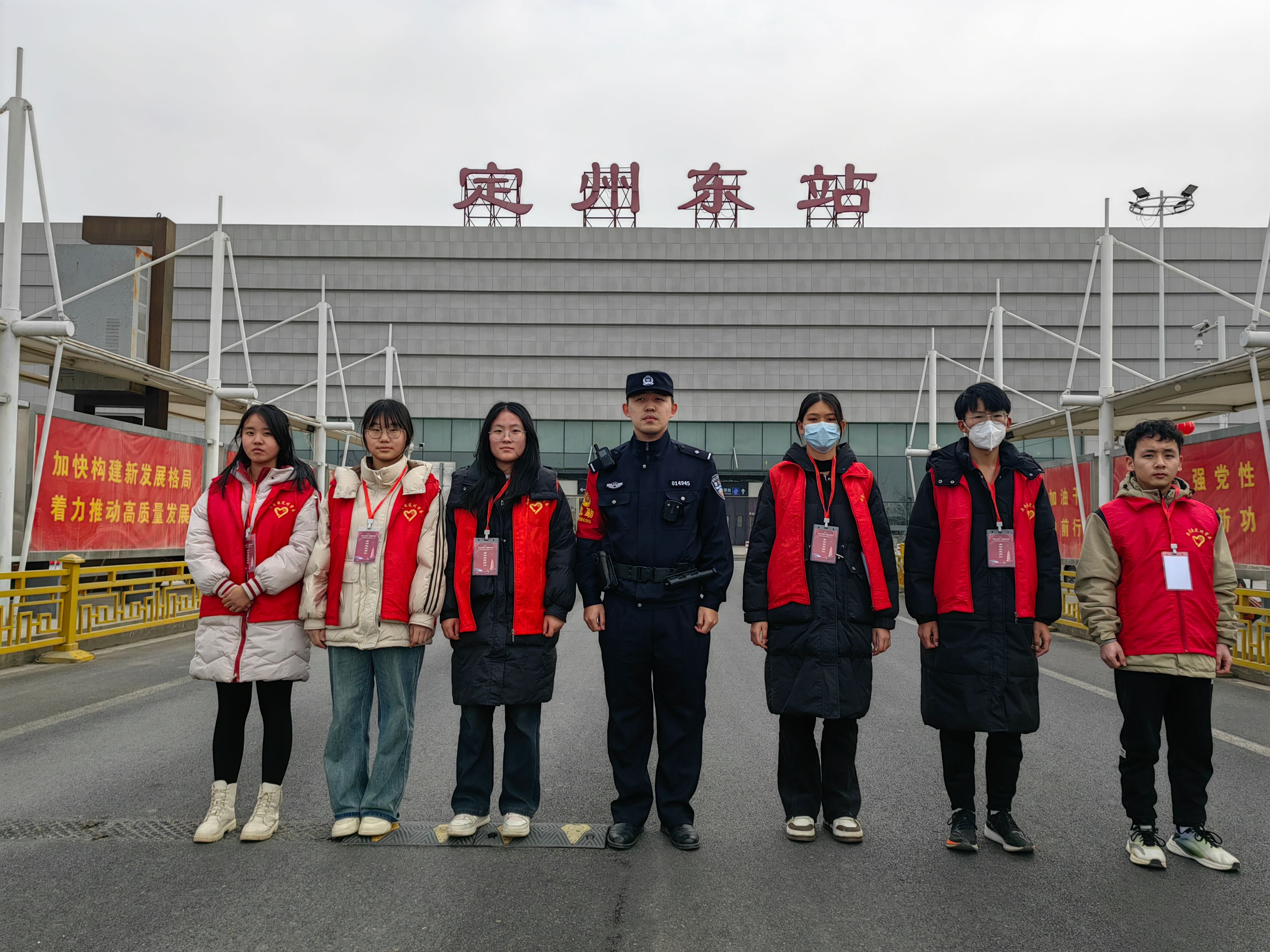 河北定州:大学生志愿者温暖旅客出行路