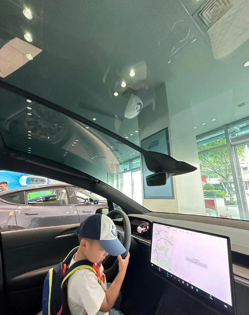 新款model x这个天窗有点牛逼啊 显得model s就没啥特点[呲牙]