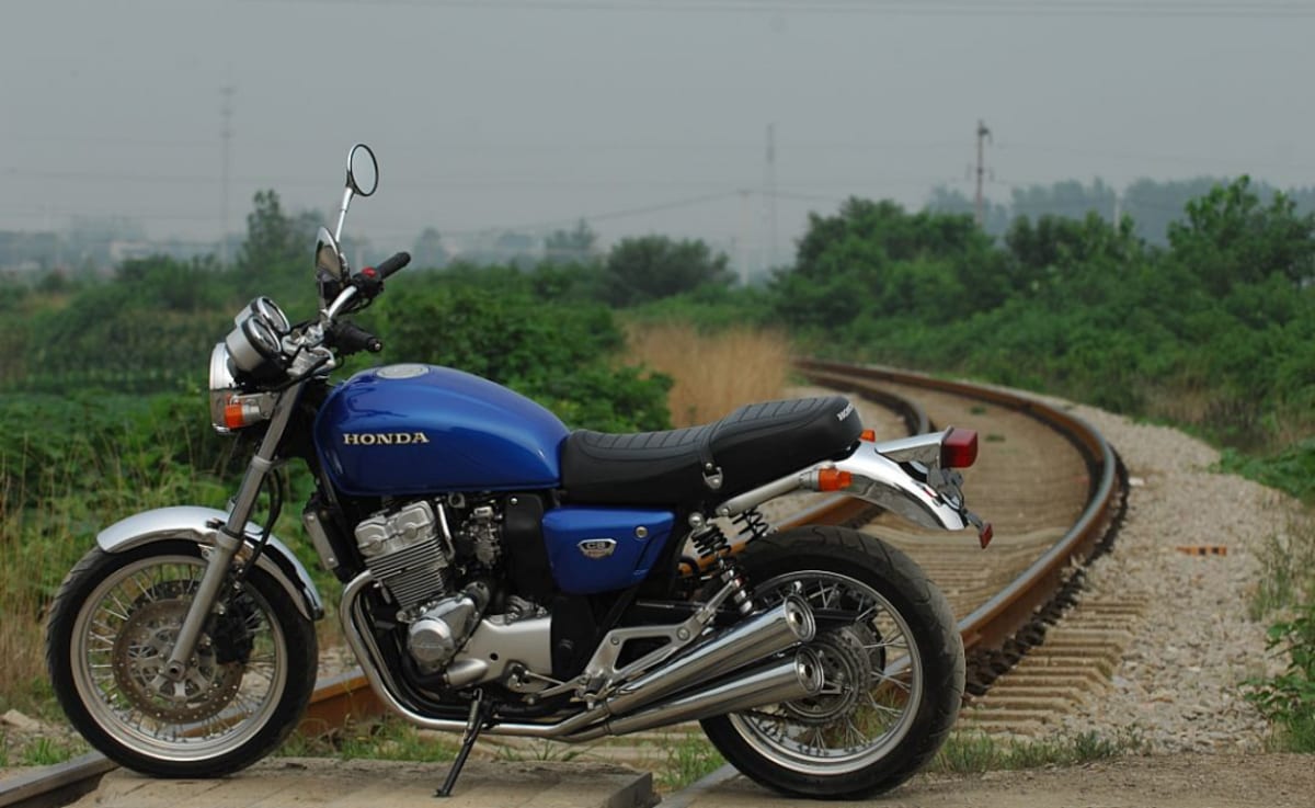 摩的佬外观 却有着一颗四缸的心 本田cb400 four