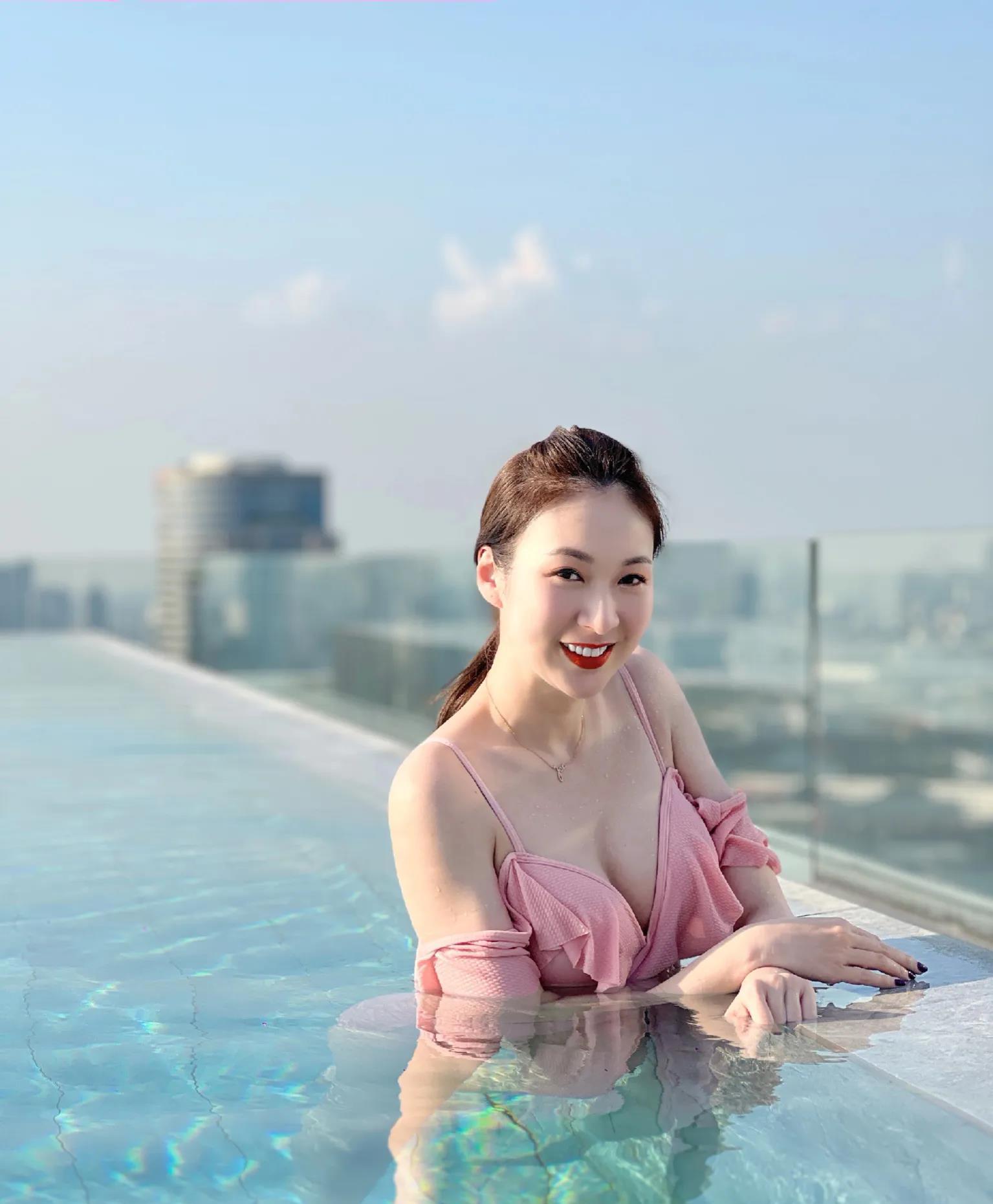 tvb女星庄思敏晒泳池美照,穿粉色比基尼大秀傲人胸围!庄思敏